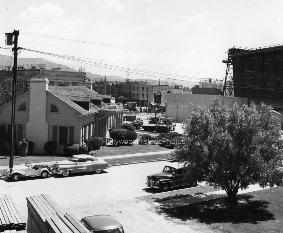Columbia Ranch 1946 Oak St. driveway wm.jpg